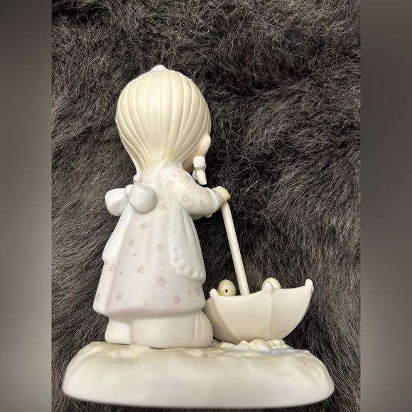 Precious Moments Girl w/ Umbrella and Chicks “Let Love Reign” 1982 - Picture 7 of 10